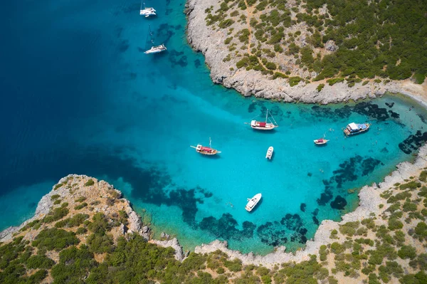 Akdeniz kıyısındaki mavi deniz lagünü ve yatların hava manzarası. Türk Riviera Doğa Manzarası