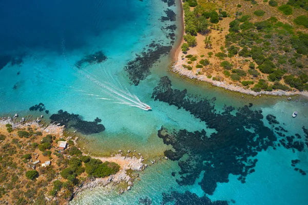Вид Повітря Блакитне Море Швидкісний Човен Пливе Вздовж Середземноморського Узбережжя — стокове фото