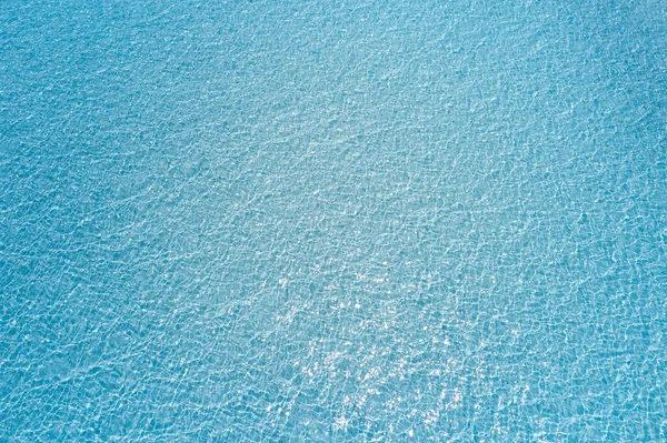 天堂清澈的水面 具有透明水的波浪状湖泊或大海的蓝色液体纹理 — 图库照片
