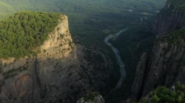 Sabah Türkiye 'de Tazi Kanyonu' nun dik kayalıkları. Kayalık dağların üzerinde uçan insansız hava aracı görüntüsü