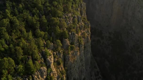 午前中はトルコのタージ キャニオンの断崖絶壁 岩山の上を飛行する空中ドローンビュー — ストック動画