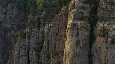 Sabah Türkiye 'de Tazi Kanyonu' nun dik kayalıkları. Kayalık dağların arasında uçan insansız hava aracı görüntüsü