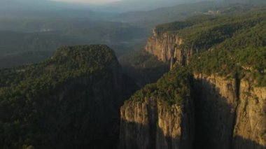 Sabah Türkiye 'de Tazi Kanyonu' nun dik kayalıkları. Kayalık dağların üzerinde uçan insansız hava aracı görüntüsü