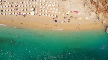 Türkiye 'nin Kas kentindeki Kaputas plajının hava manzarası. Turkuaz Akdeniz ve sıcacık kumsal