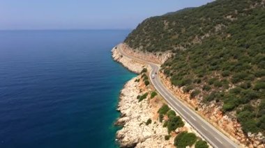 Türkiye 'de Akdeniz kıyısında bir otoyol. Sahil yolunun havadan görüntüsü. Kıyı boyunca giden arabalar