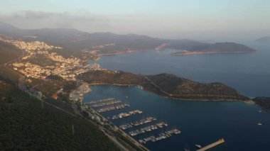 Türkiye 'de Kas' ın havadan görünüşü. Küçük bir kıyı kasabası, deniz, koy ve dağlardan oluşan Akdeniz manzarası. 