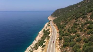 Türkiye 'de Akdeniz kıyısında bir otoyol. Sahil yolunun havadan görüntüsü. Kıyı boyunca giden arabalar