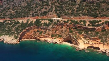 Türkiye 'de Akdeniz kıyısında bir otoyol. Yol, sahil ve mağara manzaralı kıyı şeridi manzarası