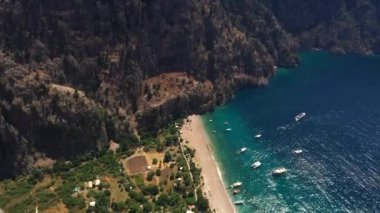 Türkiye 'nin Oludeniz kentindeki Kelebek Vadisi' nin hava manzarası. Yüksek uçurumlar arasında Akdeniz ve sahil 