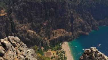 Türkiye 'nin Oludeniz kentindeki Kelebek Vadisi' nin hava manzarası. Yüksek uçurumlar arasında Akdeniz ve sahil 