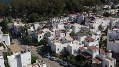 Türkiye 'nin Bodrum kentinin tipik kentsel gelişimine dair hava görüşü. Akdeniz Riviera kasabasının beyaz binaları ve sokakları 
