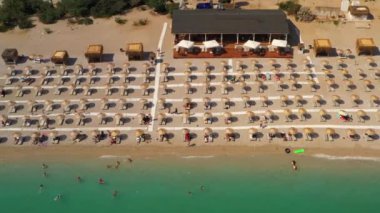 Oludeniz 'de Blue Lagoon' da bir sahil manzarası. Akdeniz ve şemsiyeli halk plajı