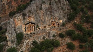Türkiye 'nin Dalyan kentinde kayalara oyulmuş antik Karayip mezarları. Antik mimarinin havadan görünüşü 