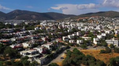 Türkiye 'nin Bodrum kentinin tipik kentsel gelişimine dair hava görüşü. Akdeniz Riviera kasabasının beyaz binaları ve sokakları 