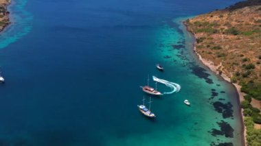 Yelkenli tekne, yat, turkuaz berrak su ve kıyı şeridi olan Akdeniz manzarası