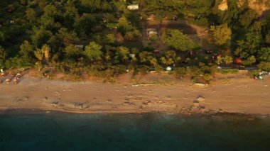 Türkiye 'nin Oludeniz kentindeki Kelebek Vadisi' nin hava gün batımı manzarası. Yüksek uçurumlar arasında Akdeniz ve sahil 