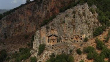 Türkiye 'nin Dalyan kentinde kayalara oyulmuş antik Karayip mezarları. Antik mimarinin havadan görünüşü 