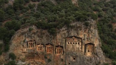 Türkiye 'nin Dalyan kentinde kayalara oyulmuş antik Karayip mezarları. Antik mimarinin havadan görünüşü 