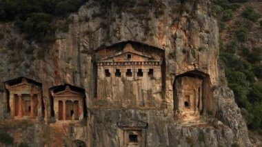 Türkiye 'nin Dalyan kentinde kayalara oyulmuş antik Karayip mezarları. Antik mimarinin havadan görünüşü 