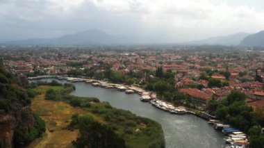 Dalyan kasabasının hava manzarası. Türkiye 'de nehir kıyısında küçük bir turizm köyü 
