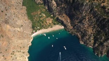 Türkiye 'nin Oludeniz kentindeki Kelebek Vadisi' nin hava manzarası. Yüksek uçurumlar arasında Akdeniz ve sahil 