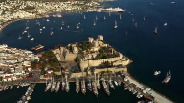 Türkiye 'deki Bodrum kalesinin havadan görüntüsü. Bodrum şehri körfez manzarası, yatlar, tekneler. 