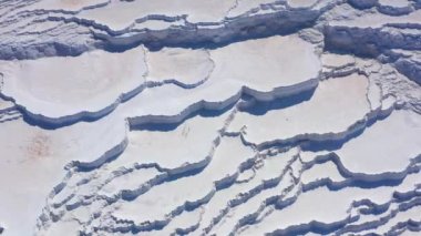 Kurumuş beyaz banyoların havadan görünüşü. Türkiye 'de Pamukkale Travertines.