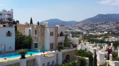 Türkiye 'nin Bodrum kentindeki lüks evlerin havadan görünüşü. Akdeniz Riviera kasabasının beyaz binaları ve sokakları 