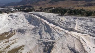 Kurumuş beyaz banyoların havadan görünüşü. Türkiye 'de Pamukkale Travertines.