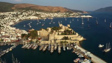 Türkiye 'deki Bodrum kalesinin havadan görüntüsü. Bodrum şehri körfez manzarası, yatlar, tekneler. 