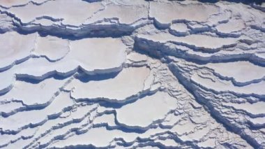 Kurumuş beyaz banyoların havadan görünüşü. Türkiye 'de Pamukkale Travertines.