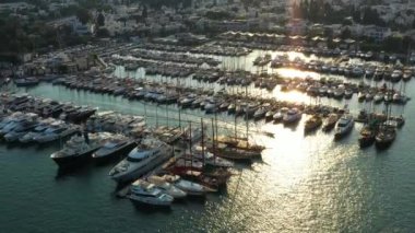Limandaki rıhtımda bir sürü tekne ve yat var. Türkiye 'nin Bodrum kentindeki Milta marina limanının havadan görüntüsü.