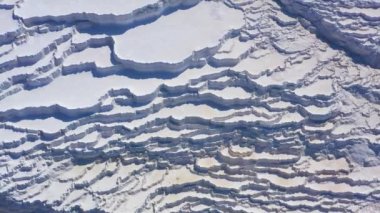Kurumuş beyaz banyoların havadan görünüşü. Türkiye 'de Pamukkale Travertines.