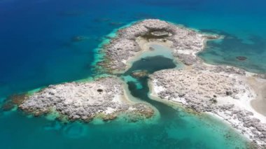 Kristal berrak su, beyaz plaj ve açık mavi kıyı şeridiyle göz kamaştırıcı mavi göl. Türkiye 'de Salda Gölü.