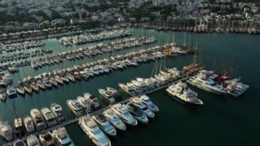 Limandaki rıhtımda bir sürü tekne ve yat var. Türkiye 'nin Bodrum kentindeki Milta marina limanının havadan görüntüsü.