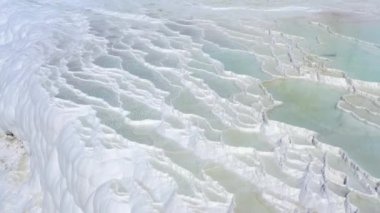 Mavi su beyaz banyoları olan kaplıcaların havadan görünüşü. Türkiye 'de Pamukkale Travertines.