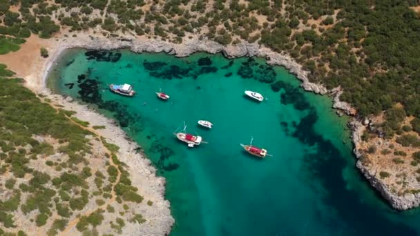 Повітряний Середземноморський Морський Пейзаж Вітрильним Човном Яхтами Бірюзовою Чистою Водою — стокове відео