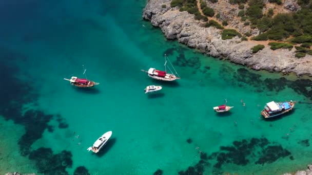 セーリングボート ヨット ターコイズブルーの澄んだ水と湾の海岸線と空中地中海の海の風景 — ストック動画