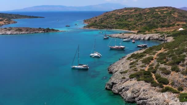 Flygfoto Medelhavet Havet Landskap Med Segelbåt Yachter Turkos Klart Vatten — Stockvideo