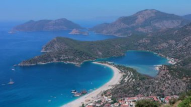 Oludeniz mavi gölünün havadan görünüşü, Lycian yolundan körfez ve plaj. Küçük bir kasaba ve doğanın Akdeniz manzarası