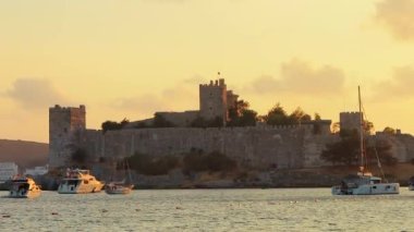 Bodrum Kalesi Günbatımı Manzarası. Deniz kenarında bir ortaçağ Akdeniz kalesi. Türkiye 'nin ünlü simgesi.