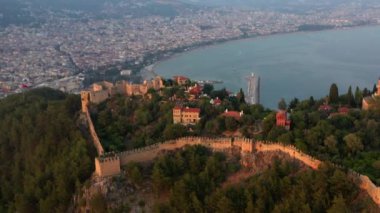 Türkiye 'deki eski Alanya Kalesi' nin havadan görünüşü. Dağdaki ortaçağ kalesi. Ünlü Akdeniz simgesi