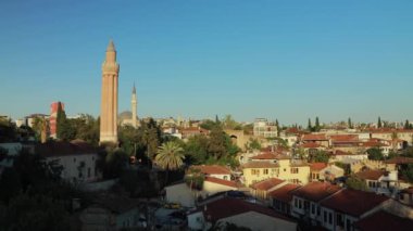 Deniz kıyısındaki geleneksel Akdeniz köyü. Antalya 'nın Kaleici ilçesi, Türkiye