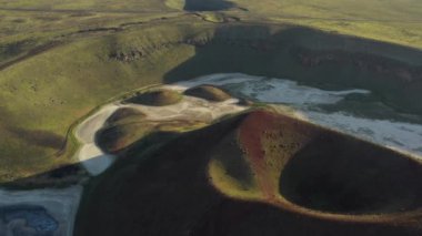 Türkiye 'deki Meke krater gölü havadan görünüyor. Pasif bir volkan manzarası 
