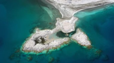 Kristal berrak su, beyaz plaj ve açık mavi kıyı şeridiyle göz kamaştırıcı mavi göl. Türkiye 'de Salda Gölü.