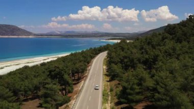 Salda Gölü boyunca otoyolu süren araba. Hava görünümü 