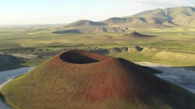 Türkiye 'deki Meke krater gölü havadan görünüyor. Pasif bir volkan manzarası 