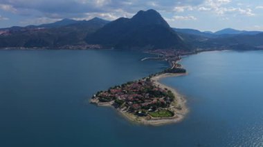 Egirdir Gölü 'nün, adanın ve köyün hava manzarası. Dağın altındaki gölün arasında küçük bir kasaba manzarası