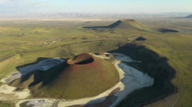Türkiye 'deki Meke krater gölü havadan görünüyor. Pasif bir volkan manzarası 