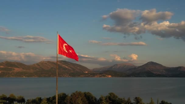 Прапор Туреччини Пурхає Вітром Серед Прекрасного Пейзажу Турецької Природи Озером — стокове відео